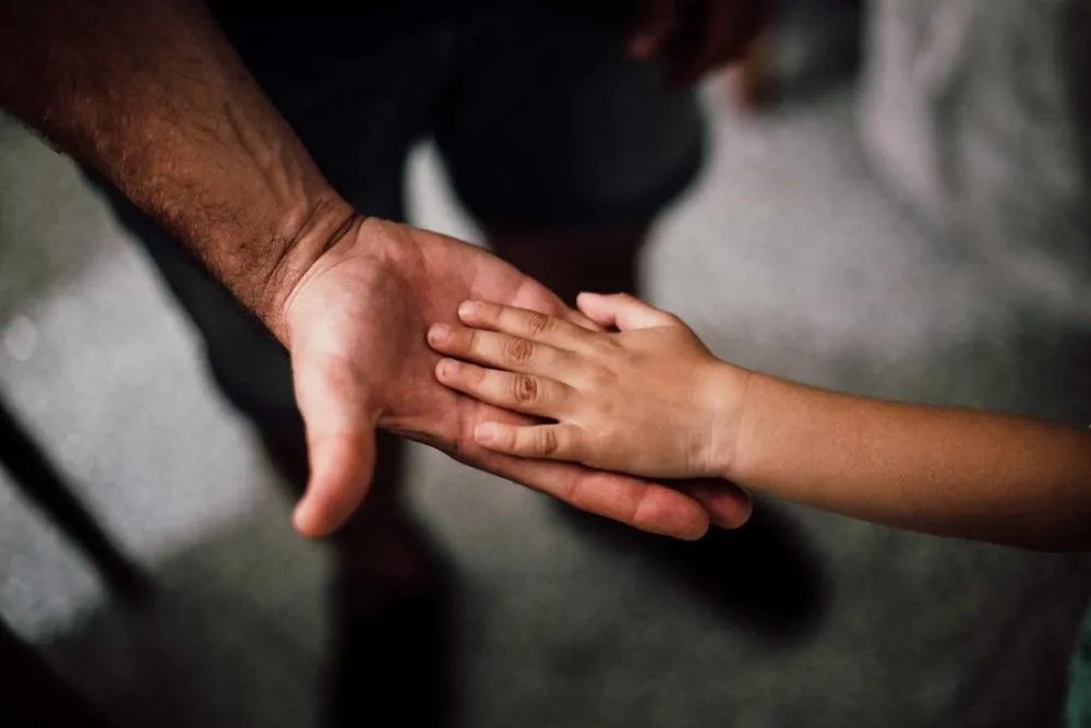 Pais estão menos presente na criação de filhos, aponta estudo