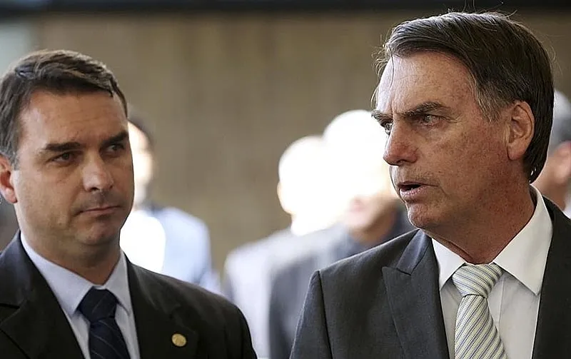 Sem vir a Pernambuco, Flávio recebe título de cidadão olindense de Jair Bolsonaro em Alagoas