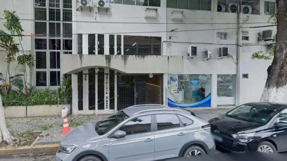 Incêndio atinge sala comercial no Centro do Recife; bombeiros socorrem cinco vítimas