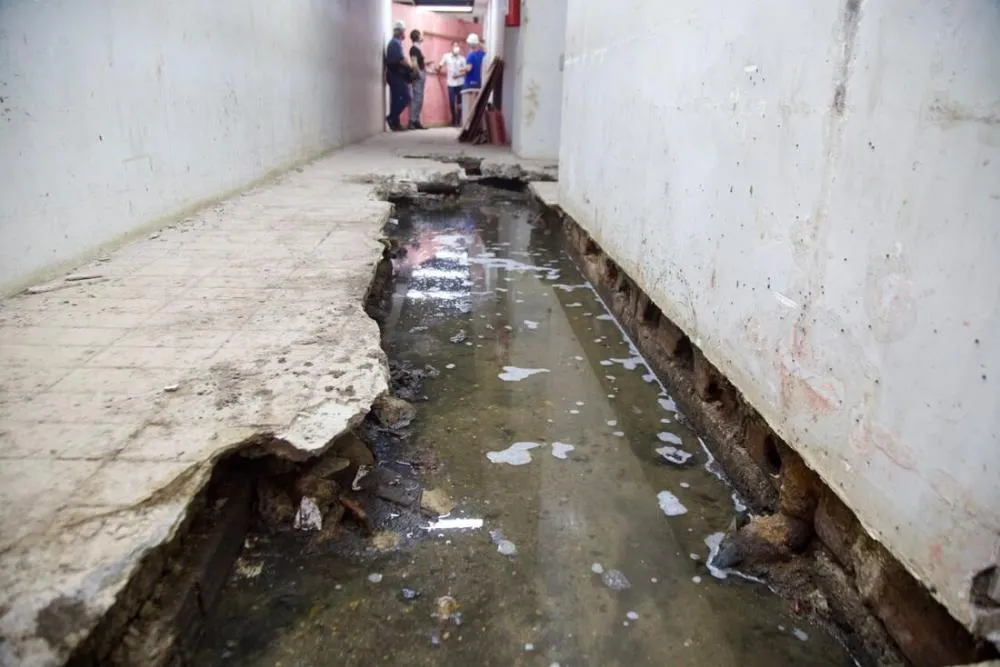 Obras no HR revelam esgoto que causava mau cheiro crônico em cozinha