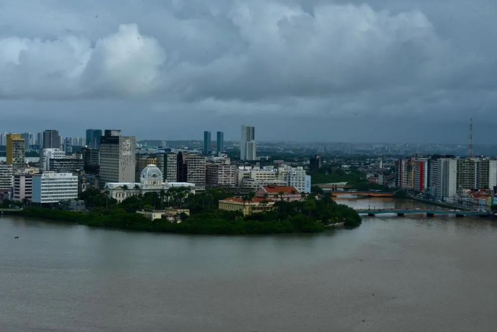 Inmet emite alerta de chuvas para RMR e Zona da Mata de Pernambuco nesta segunda (3)